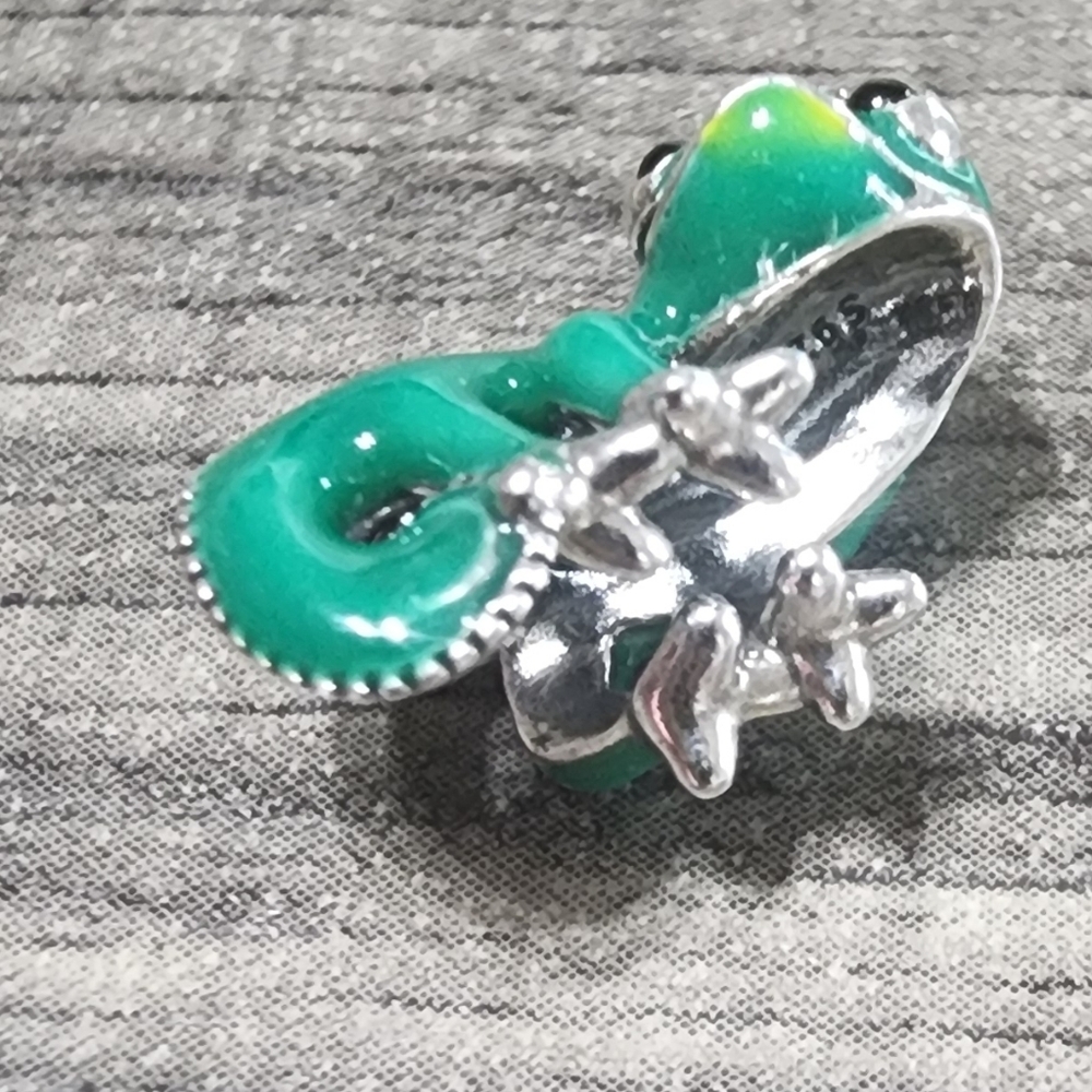 Disney Pandora Charm - Pascal Color-Changing - Picture 8 of 9